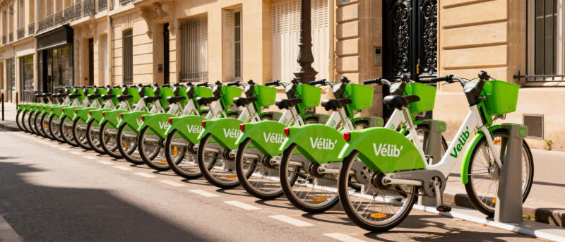 绿色共享单车整齐排列图片