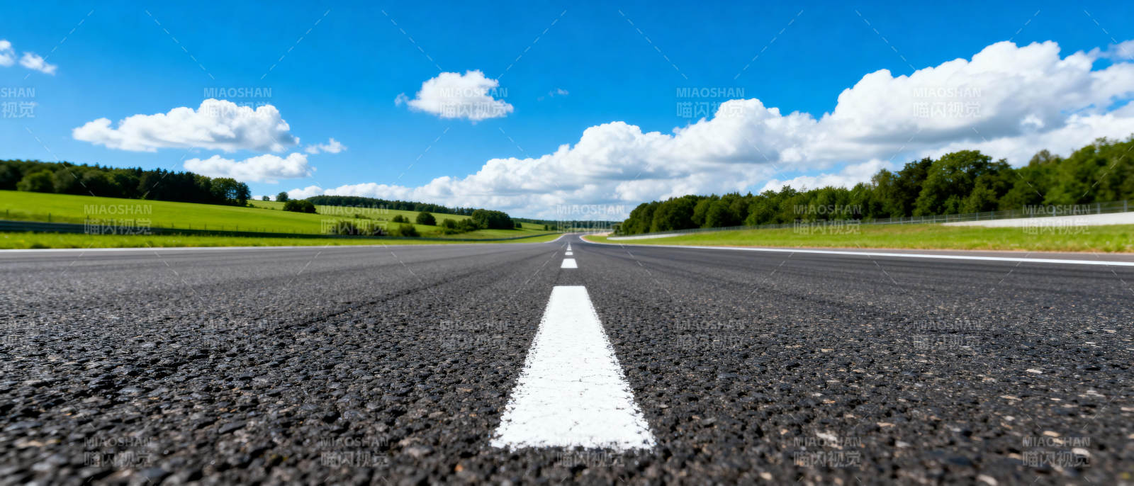 公路延伸向远方图片