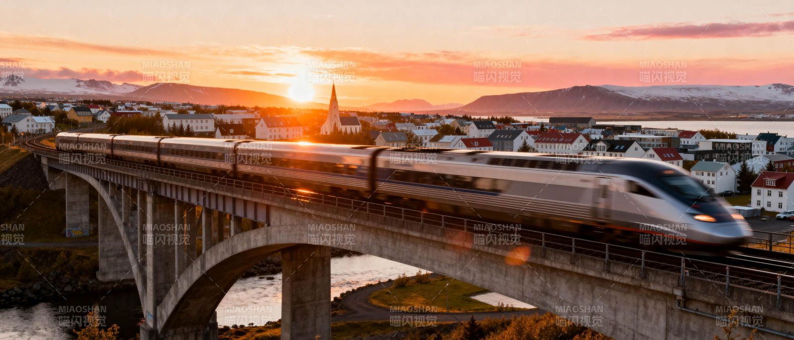 夕阳下的高速列车图片