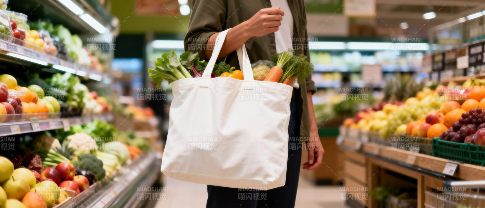 超市购物袋装满蔬果图片