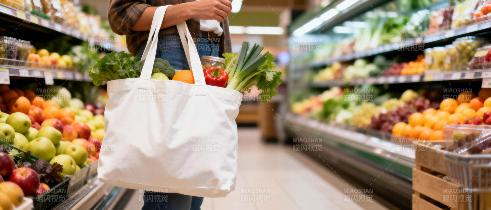 超市购物袋装满蔬果图片