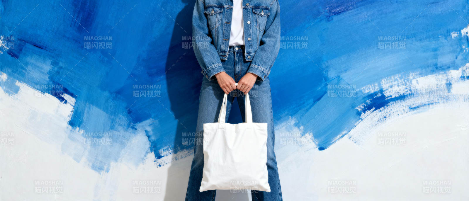 蓝墙前的时尚身影图片