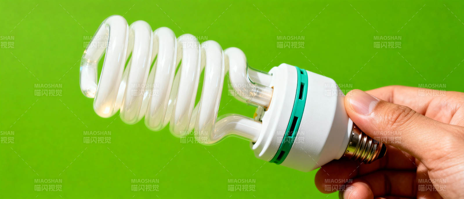 节能灯泡手持展示图片