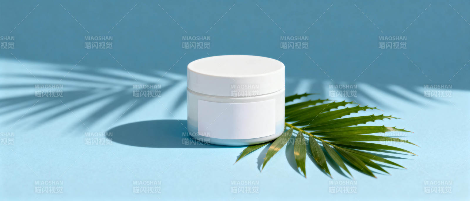 绿叶映衬白罐图片