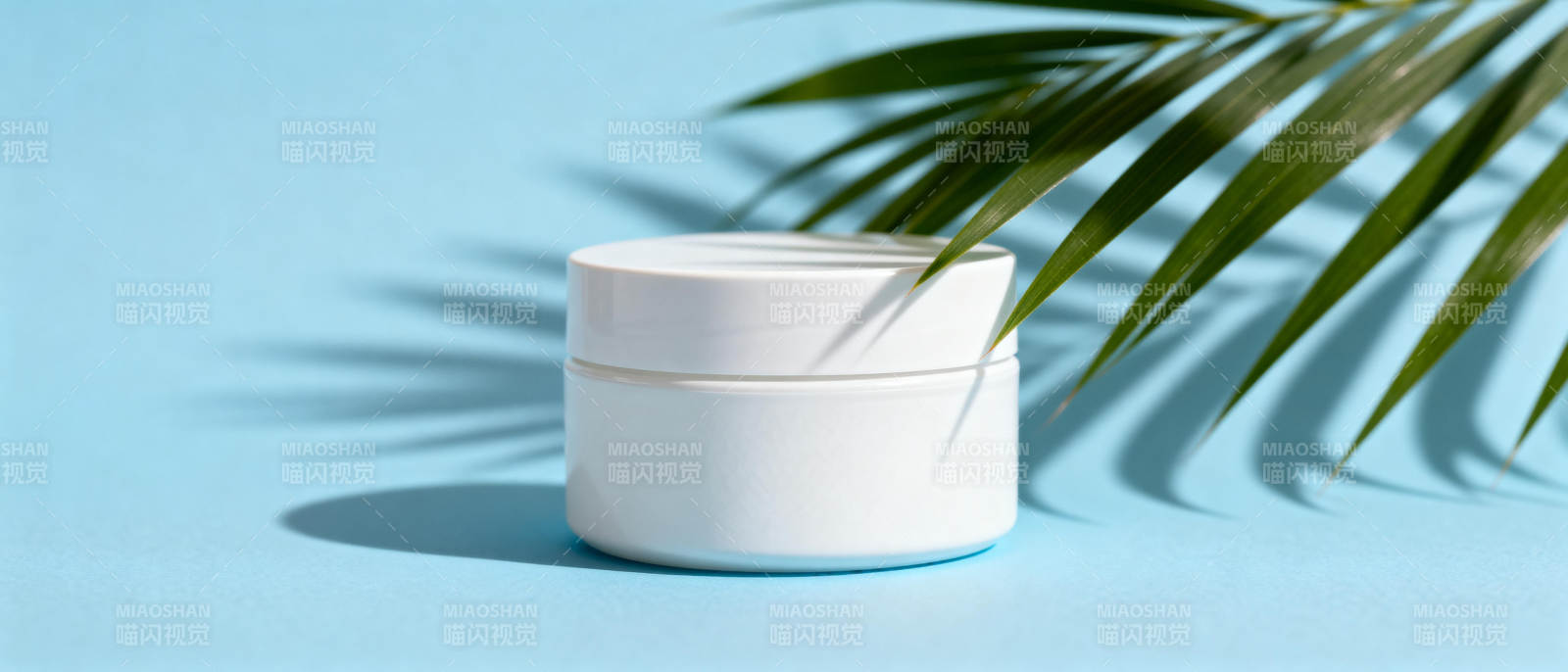 清新绿叶伴白罐图片