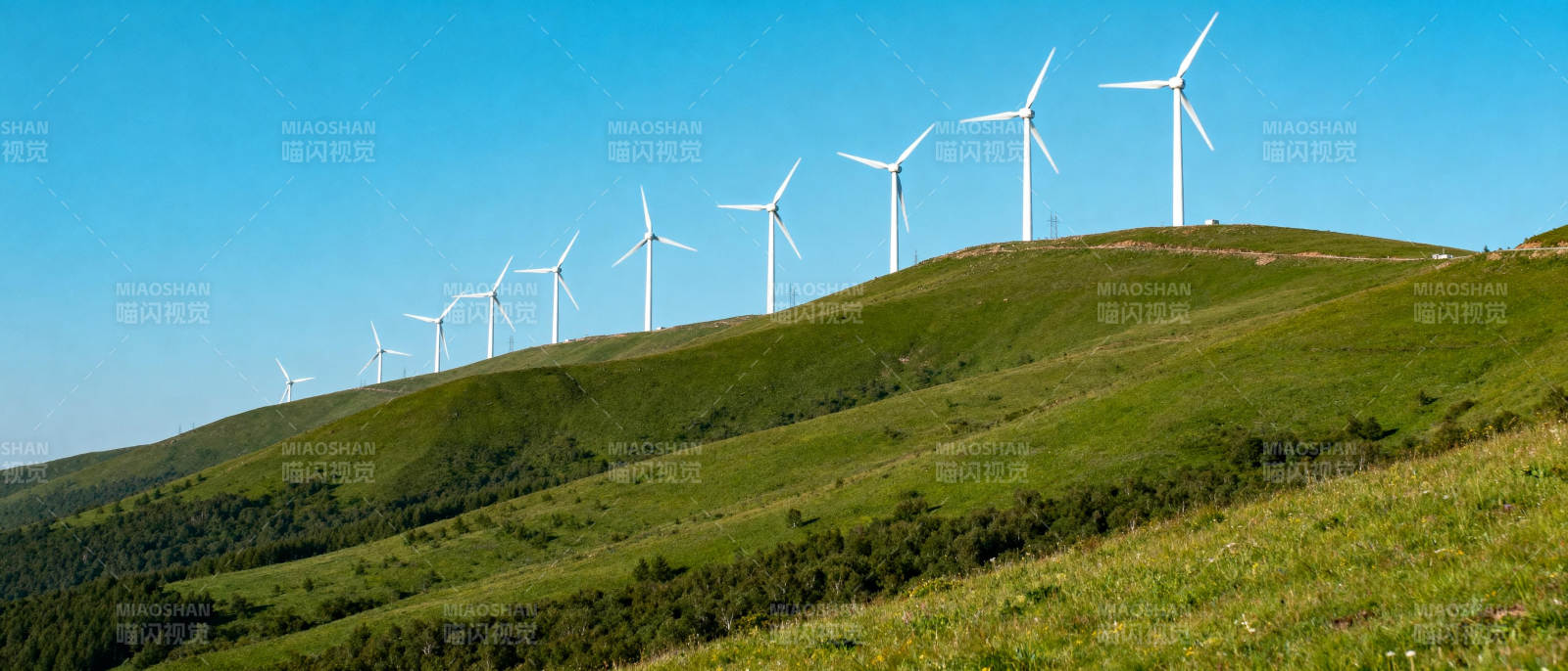 风车绿野蓝天图片