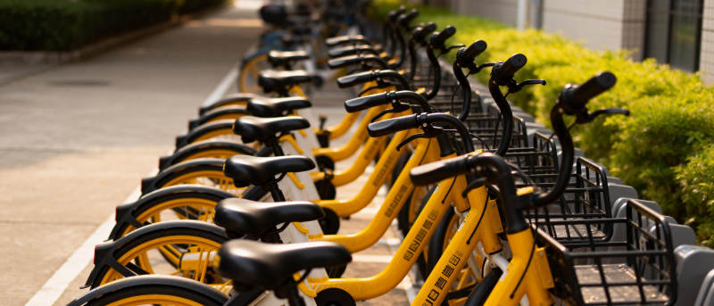 整齐排列的共享单车图片