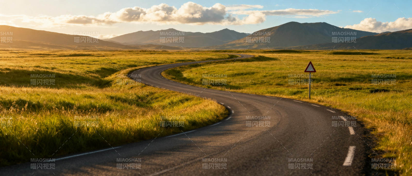 草原公路蜿蜒前行图片