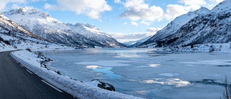 雪山湖畔冬景图片