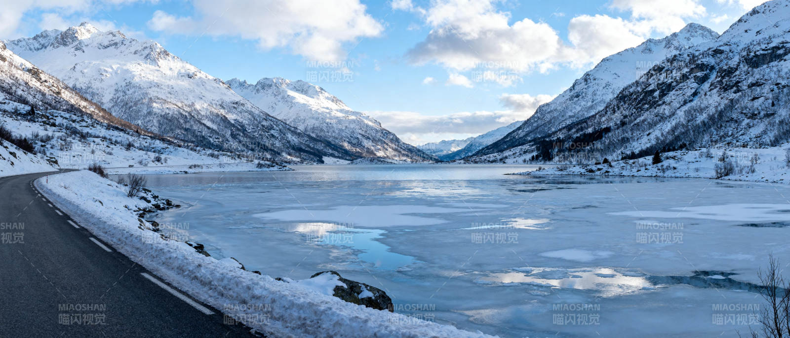 雪山湖畔冬景图片