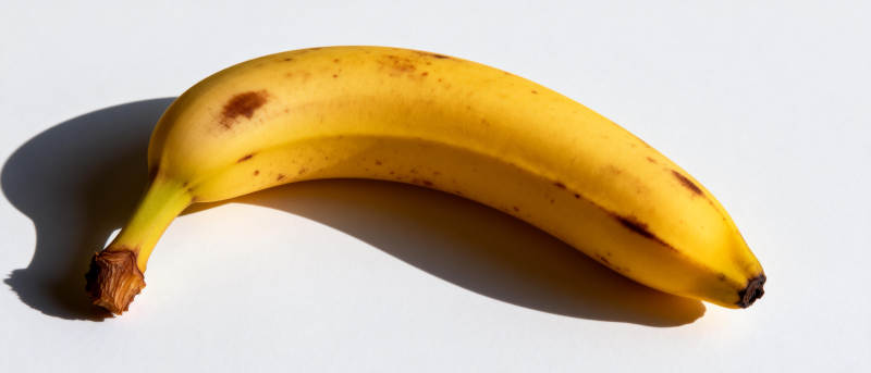 金黄香蕉静置光影图片