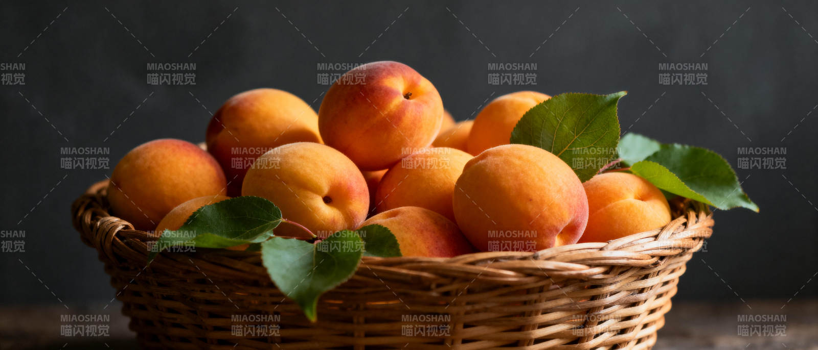 篮中新鲜杏子图片