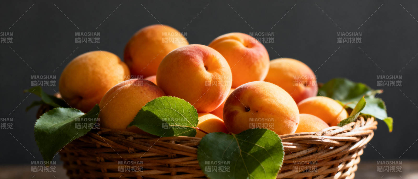 篮中新鲜杏子图片