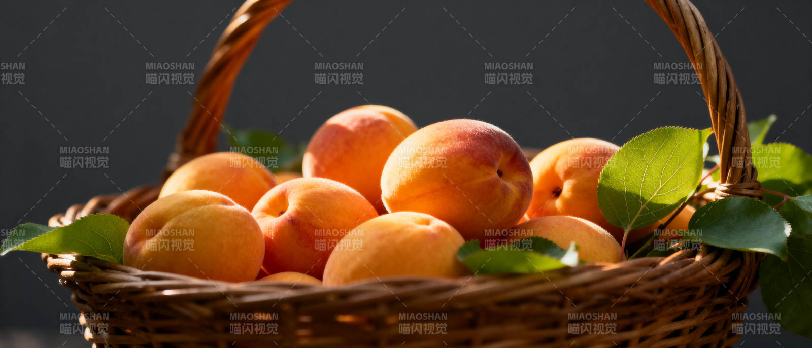 篮中新鲜杏子图片