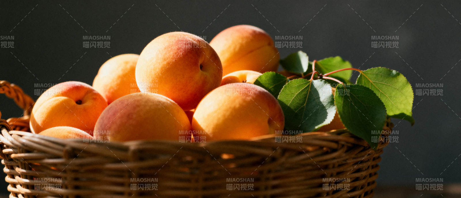篮中新鲜杏果图片