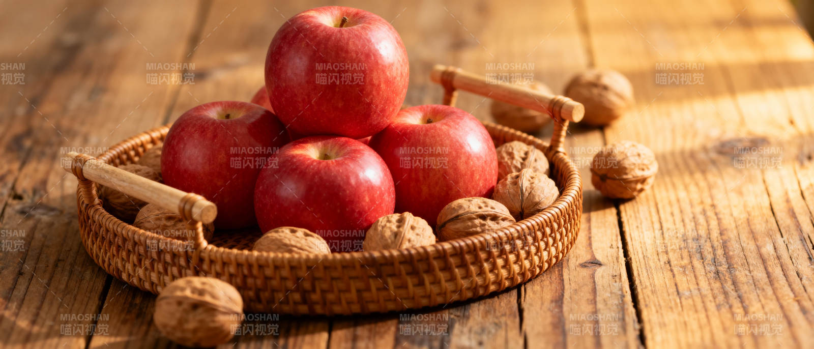 苹果核桃篮中静置图片