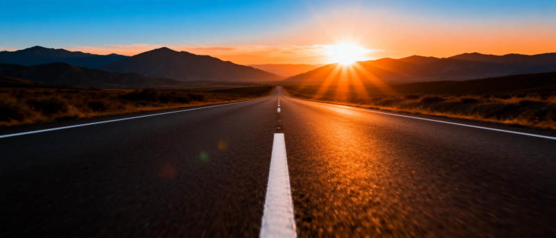 公路尽头的夕阳图片