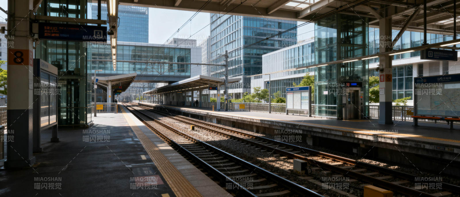 现代车站静谧一隅图片