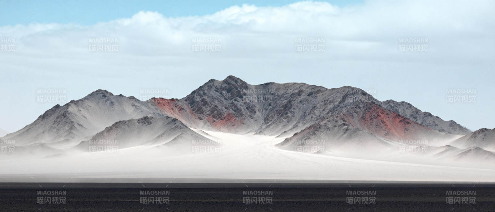 沙漠晨雾山影图片