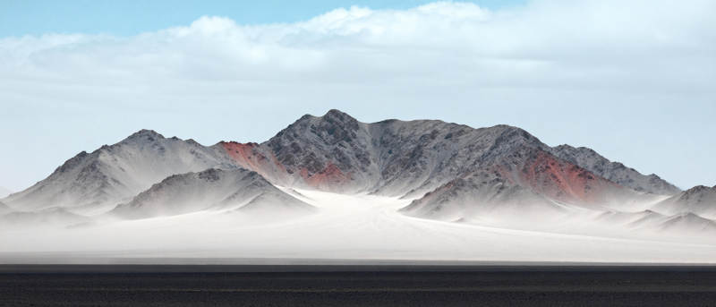 沙漠晨雾山影图片