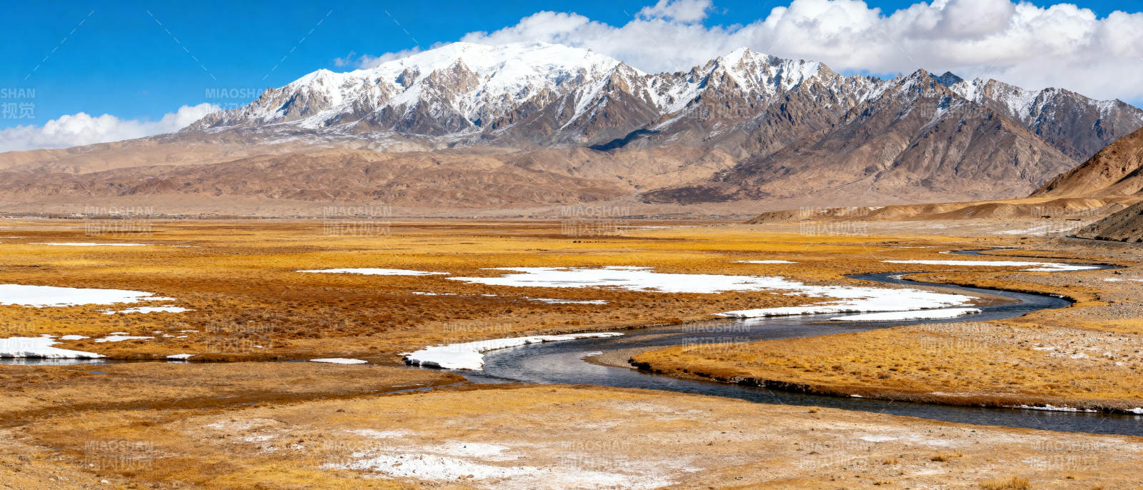 雪山下的草原河流图片