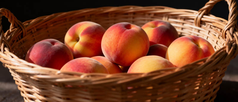 篮中鲜桃图片
