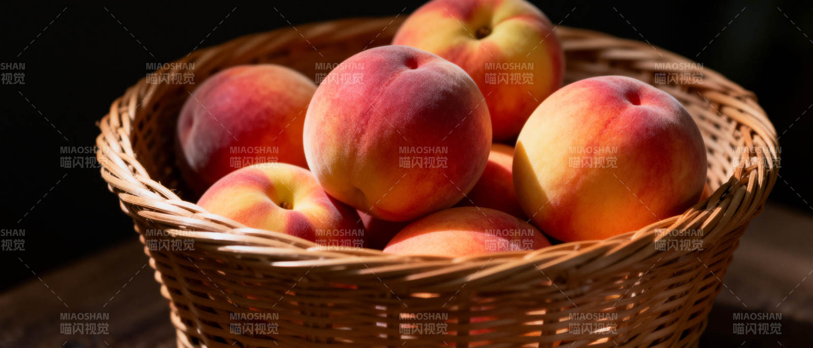 篮中鲜桃图片