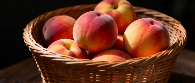 篮中鲜桃图片