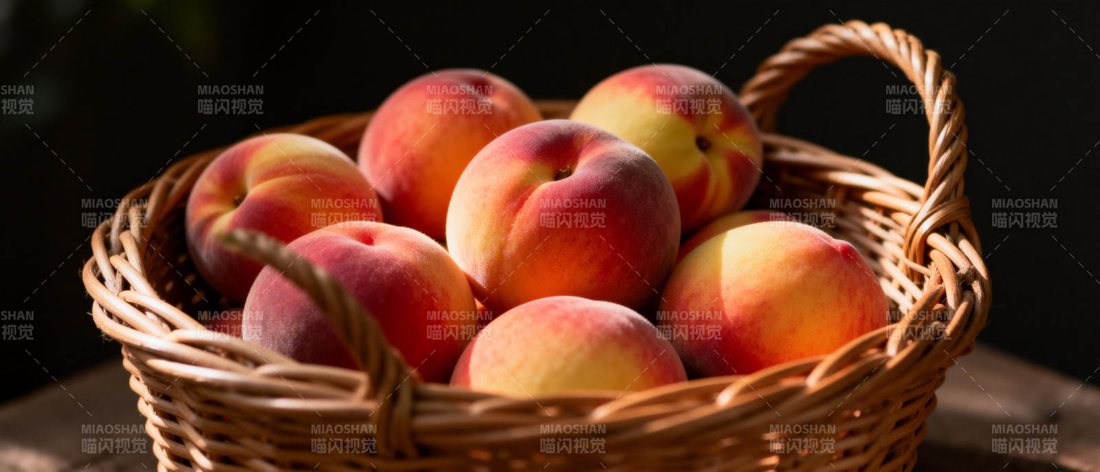 篮中鲜桃图片