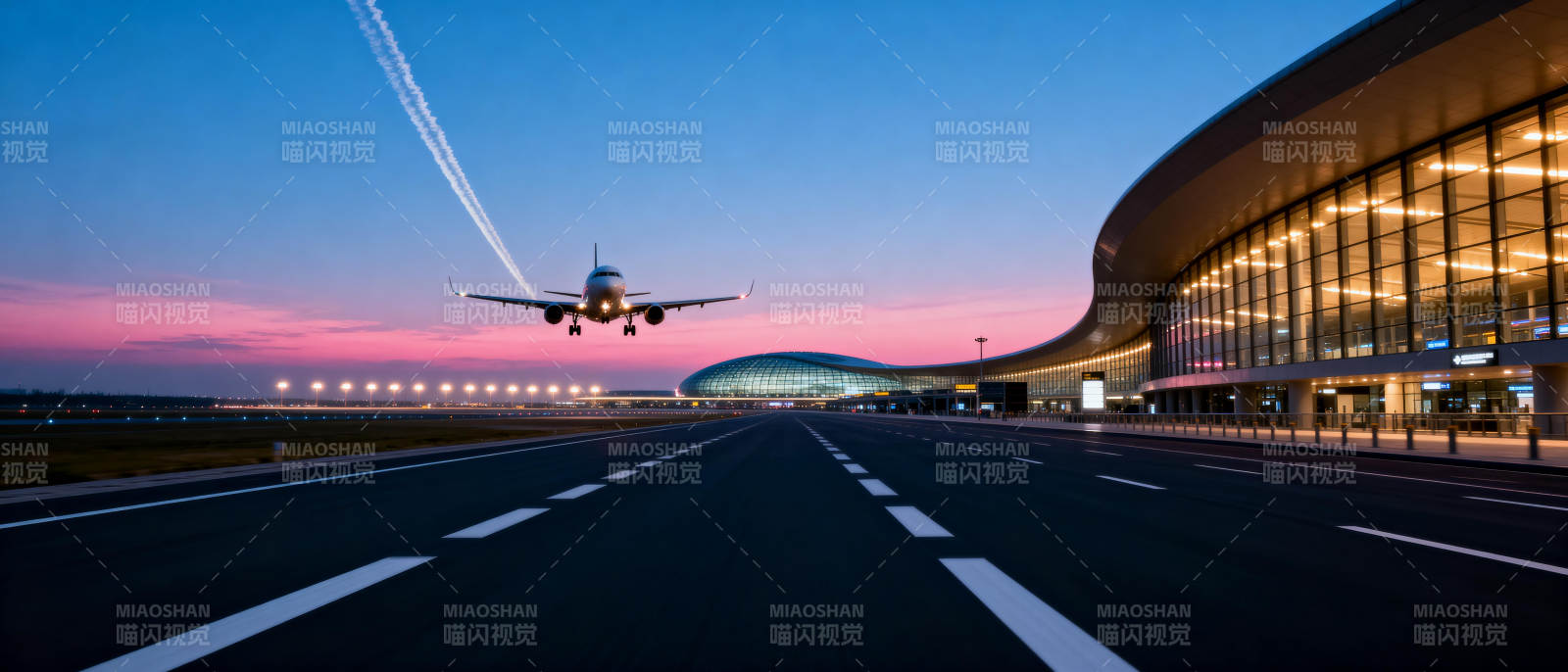 机场暮色中的航班图片