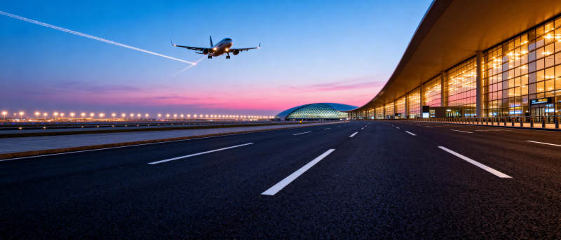 机场暮色航班起航图片