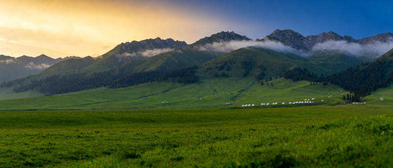 草原晨曦山影图片