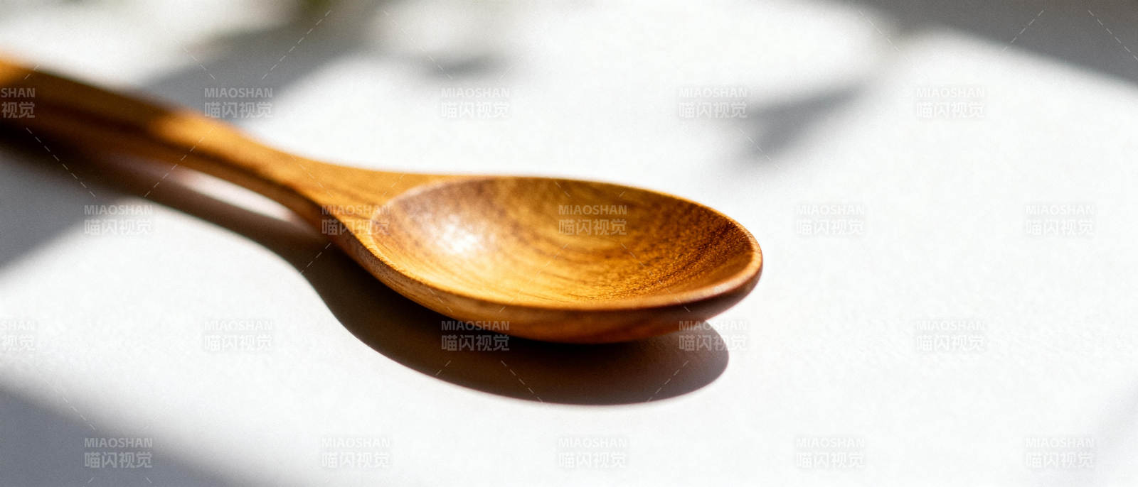 木勺静置光影中图片