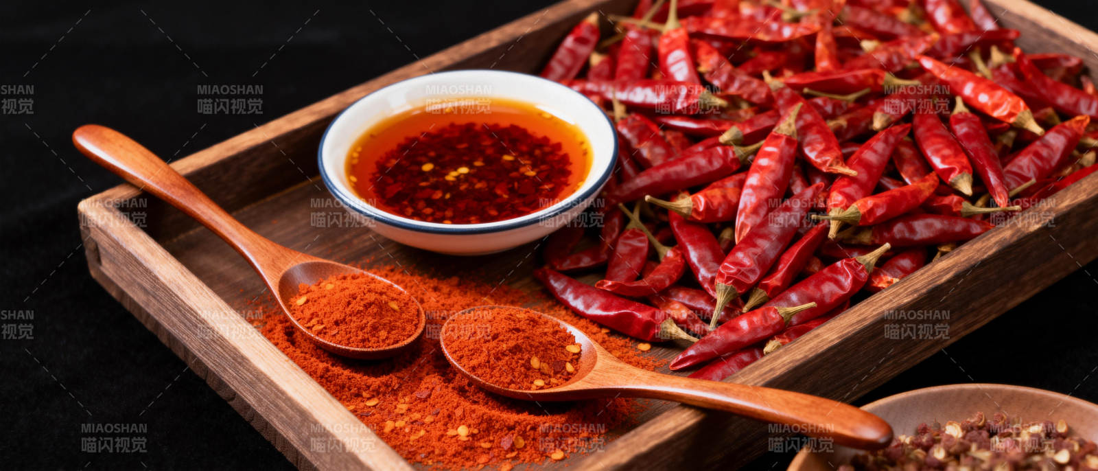 红椒与辣椒粉图片