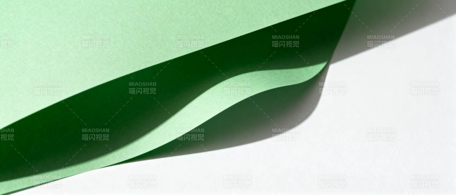 绿纸折影图片