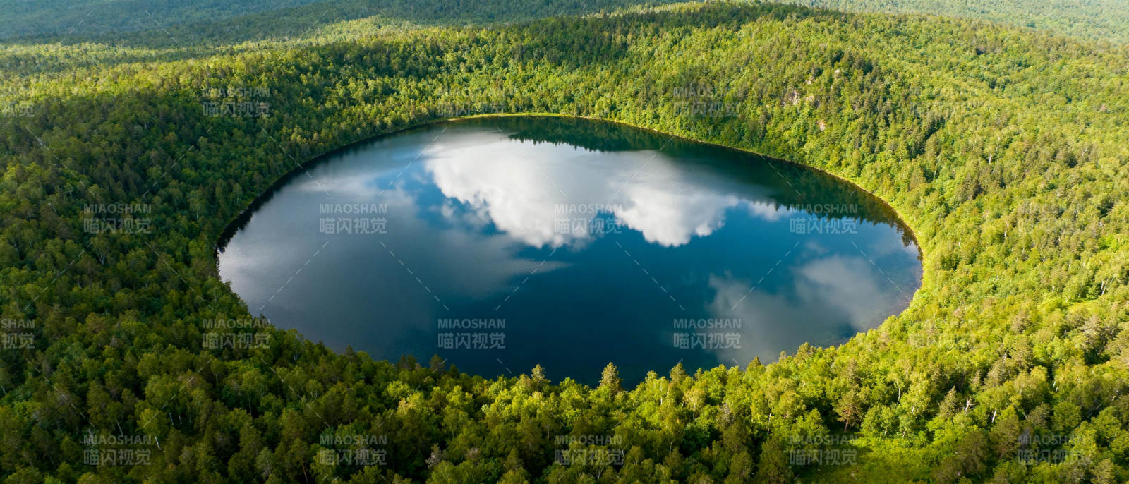 森林中的镜湖图片