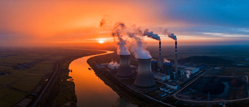 夕阳下的电厂烟雾图片