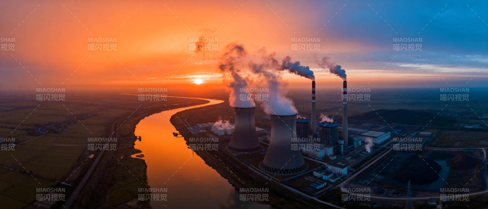夕阳下的电厂烟雾图片