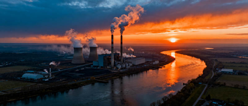 夕阳下的工业厂区图片