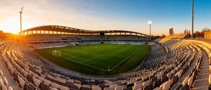 空旷体育场夕阳美景图片