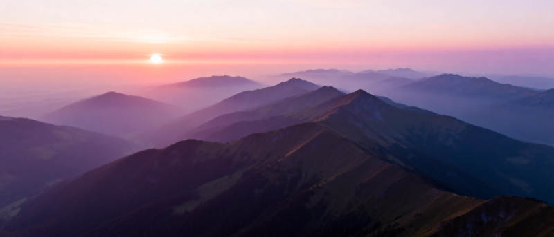 山峦日出美景图片