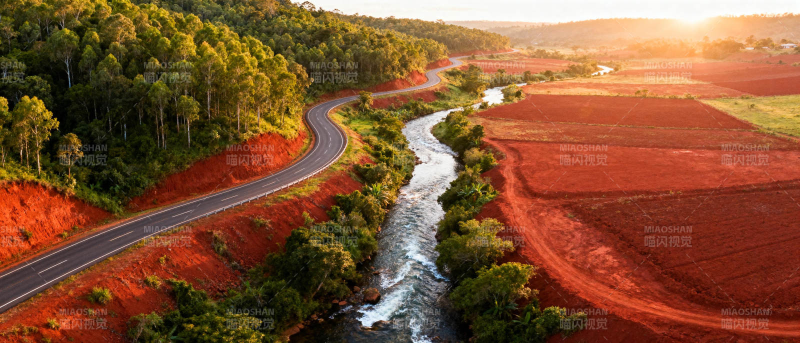 红土公路与溪流图片