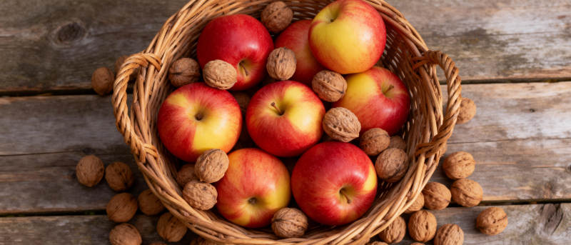 苹果核桃篮中盛图片