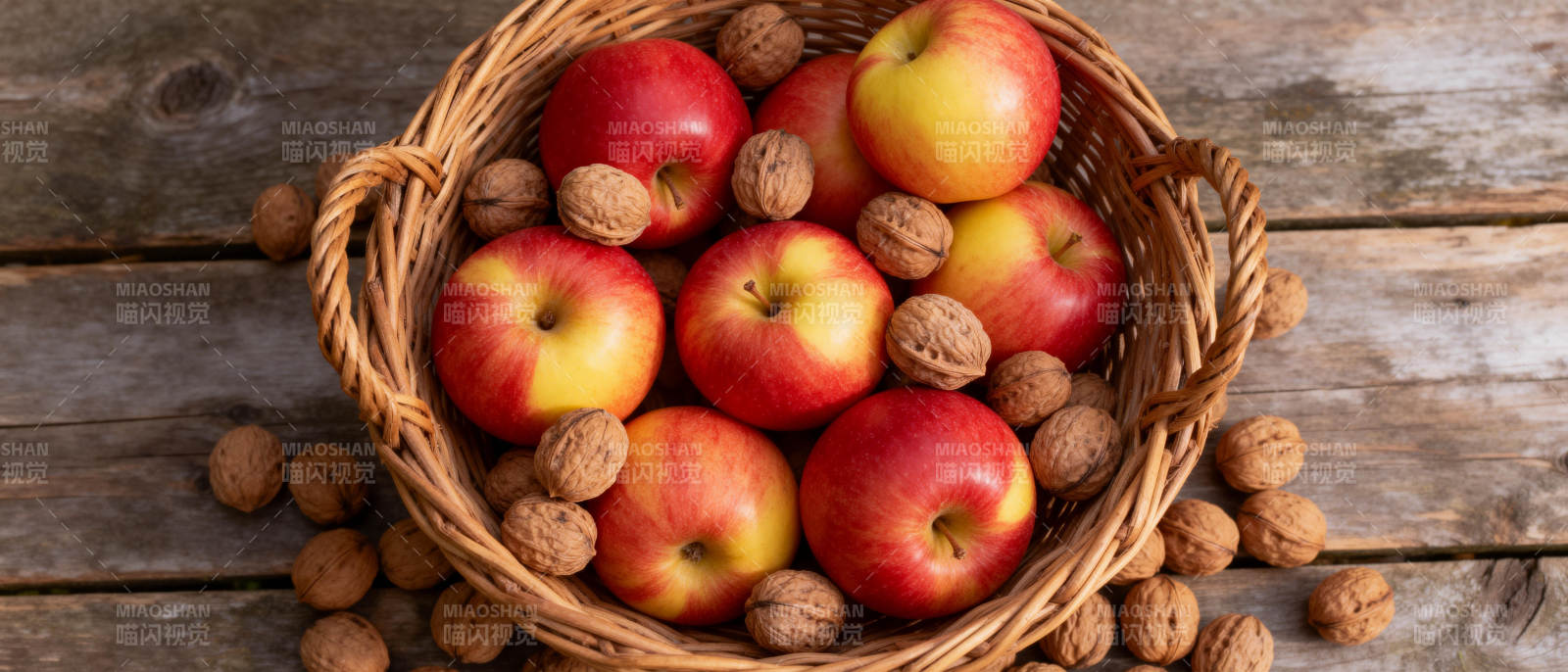 苹果核桃篮中盛图片