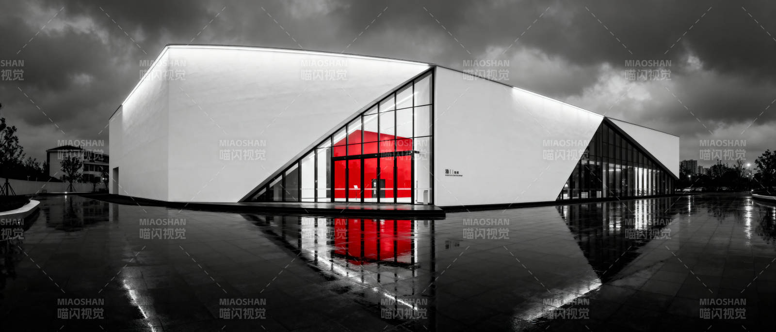 红门建筑倒影图片