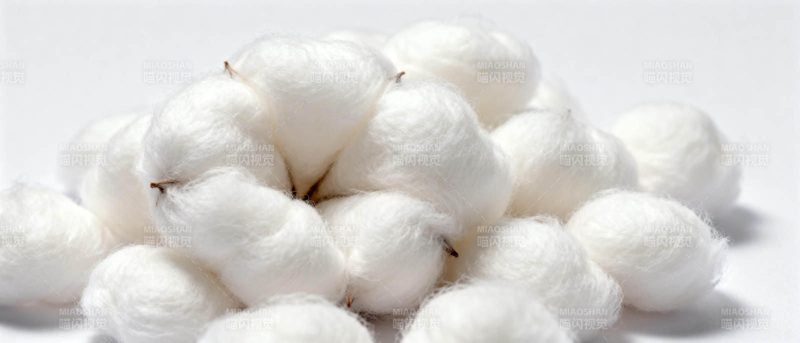 洁白棉絮堆叠图片