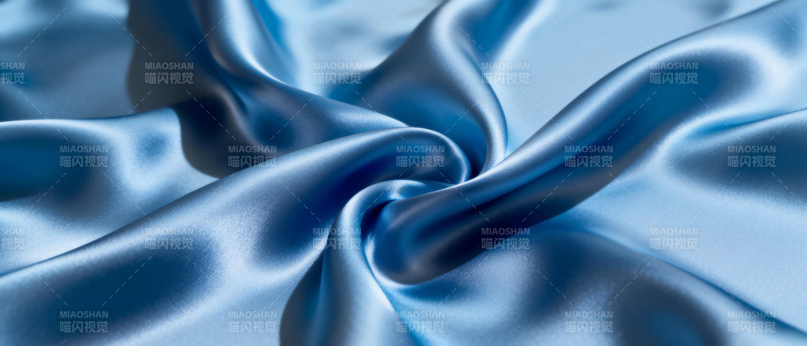 蓝色丝滑布料特写图片