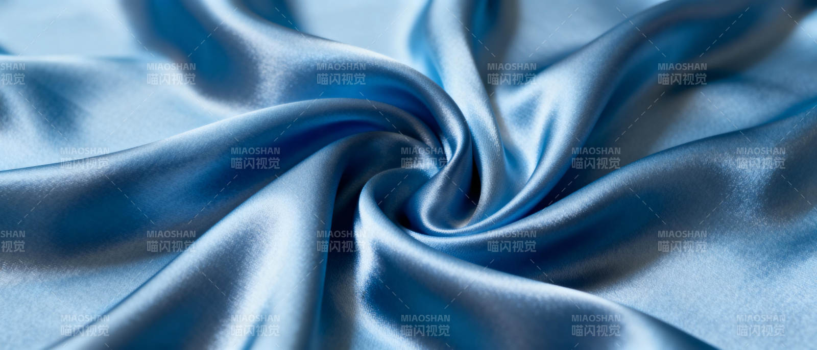 蓝色丝滑布料特写图片