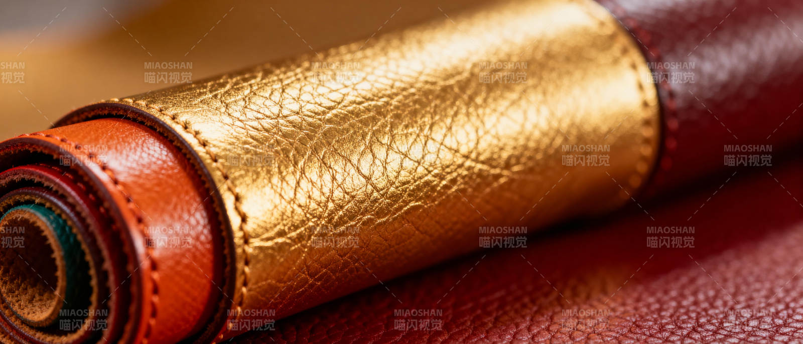 金色皮革卷轴图片