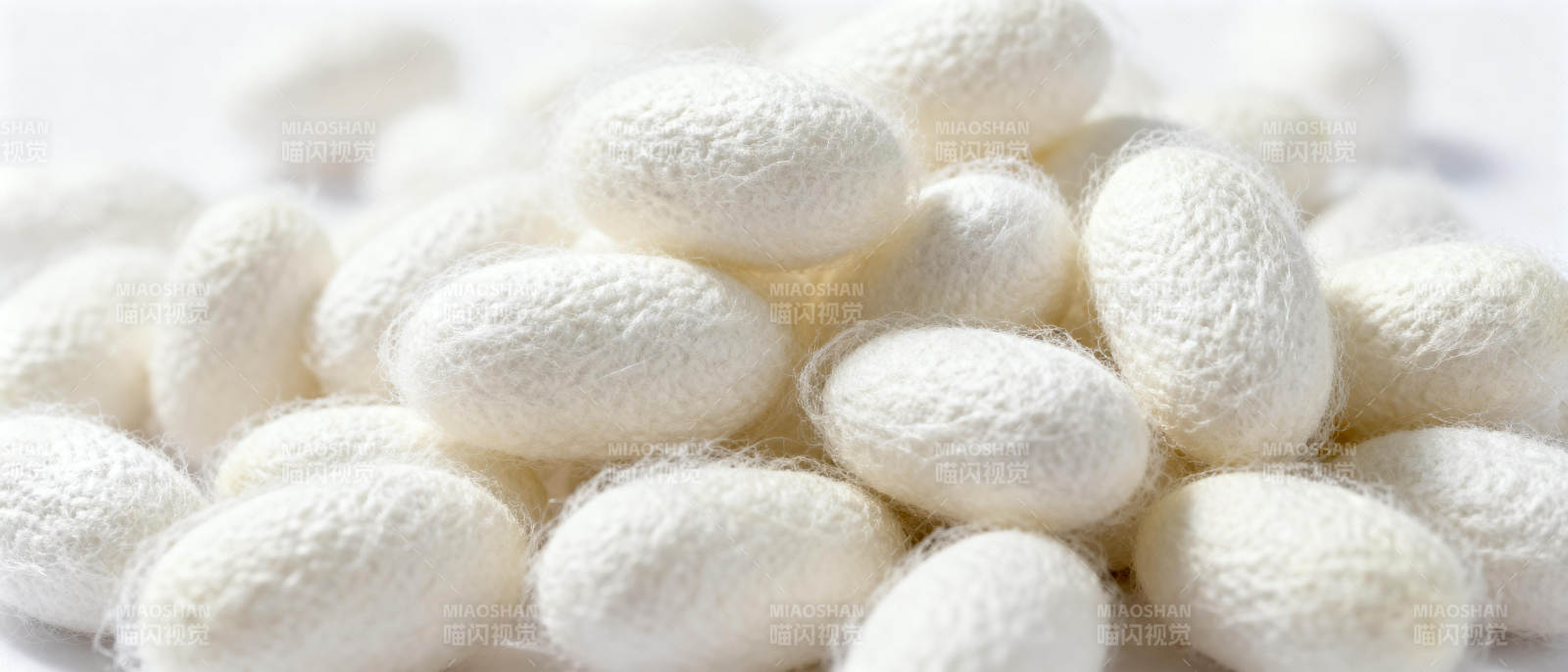 蚕茧堆叠特写图片